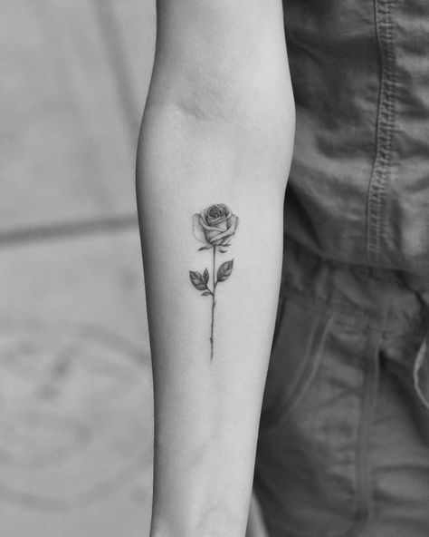 Fine line rose tattoo on the right inner forearm. Single Rose Tattoo, Design Tatuaje, Rosen Tattoo Frau, Small Rose Tattoo, Small Flower Tattoos, Inspiration Tattoos, Rosen Tattoo, Diy Tattoo, Single Rose