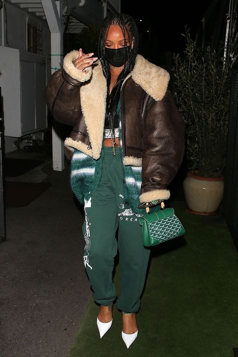 Rihanna Green Outfit, Rick Owens Fashion, Rihanna Street Style, Shoe Trend, Rihanna Outfits, Rihanna Photos, Rihanna Style, Aviator Jackets, Fashion Icons