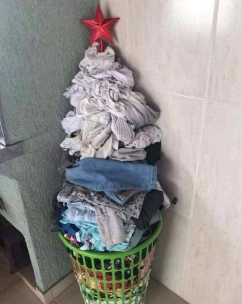 Funny Parenting Christmas Memes | Dirty Laundry Christmas Memes Funny, Funny Christmas Tree, Parents Christmas, Christmas Memes, Memes Of The Day, 웃긴 사진, Morning Humor, Memes Humor, Holiday Humor