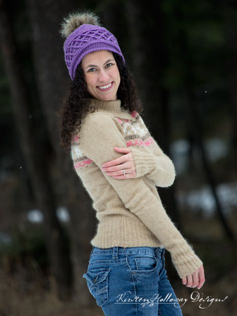 With ski season officially getting underway this week in my neck of the woods, I thought it was time to rework one of my older ski hat patterns, and in the process came up with this cute unisex beanie that will look just as good on men as it does on women! The diamond stitch … Crochet Cables, Ski Beanie, Crochet Caps, Crochet Adult Hat, Super Scarf, Crochet Geek, Crochet Beanie Pattern, All Free Crochet, Crochet Hats Free Pattern