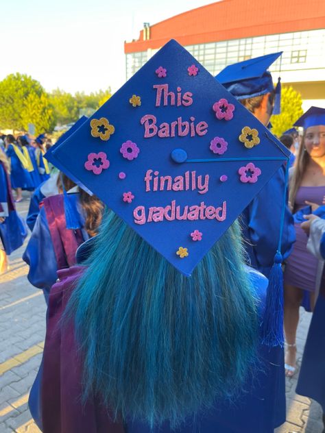 Barbie graduation ceremony cap design idea Barbie Grad Cap, Movie Graduation Cap, Barbie Graduation Cap, Barbie Graduation, Graduation Barbie, Cap Inspiration, Graduation Cap Designs College, Grad Hats, College Grad Cap Ideas