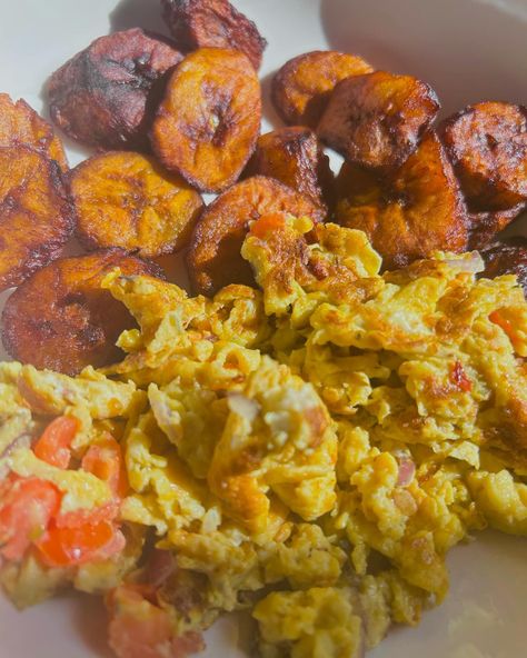 Is it even weekend breakfast if it’s not fried plantain and Nigerian style scrambled eggs? #nigerianscrambledeggs #friedplantains #nigerianbreakfast #nigerianbreakfastideas American Breakfast Aesthetic, Nigerian Breakfast, Fried Plantain, Spicy Eggs, Fried Plantains, Nigerian Style, American Breakfast, Egg Recipes For Breakfast, Plantains Fried