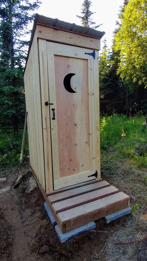 Out Houses Toilet Plans, Outhouse Door Ideas, Diy Out House, Outdoor Toilet Outhouse, Diy Outhouse Plans, Simple Outhouse Plans, Outhouse Bathroom Ideas, Outhouse Diy, Simple Outhouse