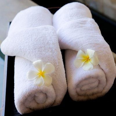 ⊱⊶♦✿✦✿♦⊷⊰ Guest Towels Display On Bed, Spa Towels Display, Refreshing Towels, Display Bath Towels, Folding Bath Towels, Towel Folds, Towel Folding Ideas, Deco Spa, Fancy Towels