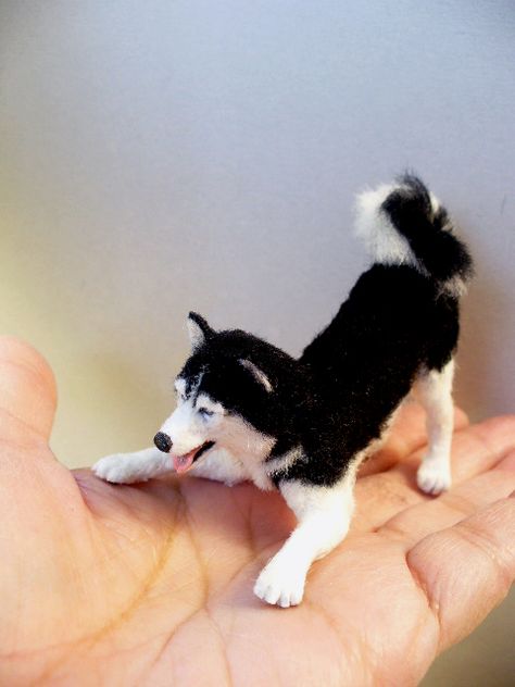 Playful husky pup by Linda Fisher Needle Felted Husky, Fisher Animal, Doll House Pets, Dog Magnets, Diy Doll Miniatures, Textile Sculpture, Needle Felting Tutorials, Felt Dogs, Needle Felting Projects