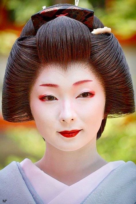 Geisha Makeup Traditional, Geisha Hairstyles, Japan Hairstyle, Geisha Makeup, Geisha Hair, Japanese Traditional Clothing, Turning Japanese, Geisha Art, Japanese Mom