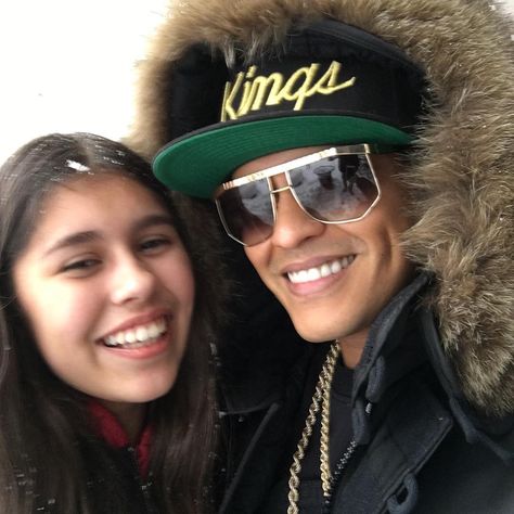 That smile... That Smile, Famous Men, Bruno Mars, Pop Rock, Man Crush, Honolulu, Future Husband, Celebrity Crush, Royals