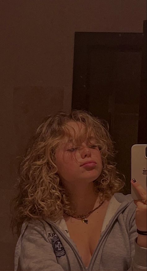 Shaggy Curly Hair Blonde, Long Blonde Curly Hair With Bangs, Curly Hair With Bangs Blonde, Curly Short Hair Blonde, Short Wavy Hair Blonde, Short Curly Blonde Hair Natural, Blonde Curly Hair With Bangs, Girl With Curly Blonde Hair, Katy Aesthetic