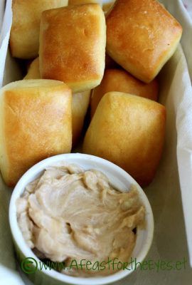 Texas Road House Rolls, Road House Rolls, Roadhouse Rolls, Texas Roadhouse Rolls, Honey Butter Recipe, Cinnamon Honey Butter, Cinnamon Honey, Yeast Breads, Road House