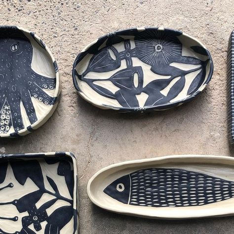 Carved Pottery Ideas, Clay Trivet, Scraffito Designs Simple, Carved Pots, Nature Pottery, Ceramics Sgraffito, Sgraffito Designs, Pottery Sgraffito, Sgraffito Pottery