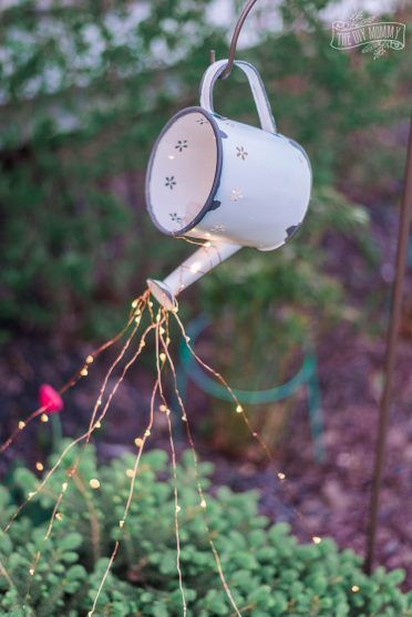 Beautiful idea! Make a faux enamelware watering can with paint and a dollar store watering can, mount on plant stand, string fairy lights through spout for a DIY garden light feature Watering Can Ideas, Can Ideas, Copper Wire Fairy Lights, Diy Yard Decor, Rustic Birdhouse, Diy Light Fixtures, Metal Watering Can, Light Feature, Spring Decor Diy