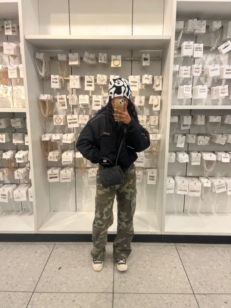 New Culpa Beanie Outfit, Mea Culpa Beanie Outfit, Crop Puffer Jacket Outfit, Mini Telfar Bag, Cropped Puffer Jacket Outfit, Cdg Converse Outfit, Mea Culpa Beanie, Culpa Beanie, Camo Cargo Pants Outfit