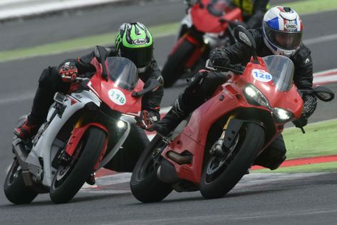 Five tips to help you avoid crashing on a track day | Visordown Motorcycle Track Day, Tips For Your First Time, Motorcycle Tips, Cool Bikes, Things To Think About, First Time, Motorcycles, The First, Track