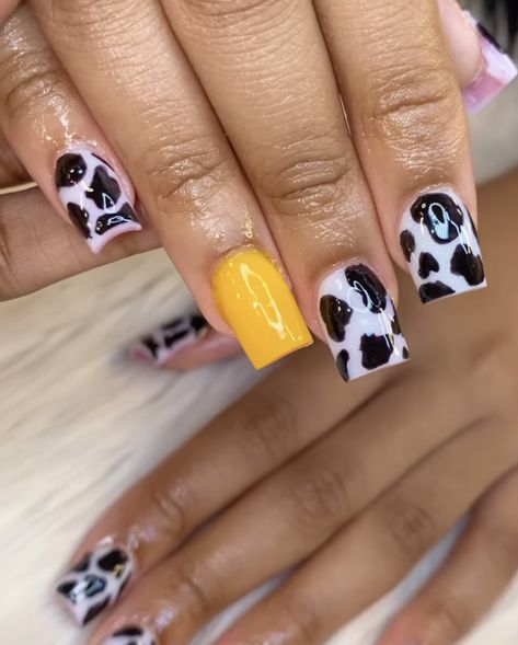 Yellow Checkered Nails, Black And Yellow Nails, Checkered Nails, Yellow Checkered, Acrylic Ideas, Sunflower Nails, Acrylic Toe Nails, Spring Acrylic Nails, Sassy Nails