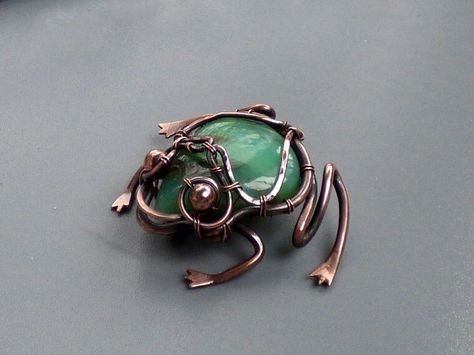 Wire Wrapped Frog, Wire Frog, Wire Animals, Wire Wrapped Stone Jewelry, Wire Wrap Jewelry Designs, Bijoux Fil Aluminium, Wire Wrapped Jewelry Tutorials, Copper Wire Jewelry, Wire Jewelry Tutorial