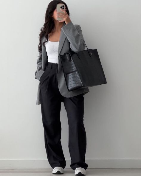 Button Up And Slacks For Women, Women Black Button Down Outfit, Business Casual T Shirt Outfit, Psychology Outfits, Modern Work Outfits Women, Baddie Office Outfits, Baddie Office, Psychologist Outfit, Black Women Streetwear