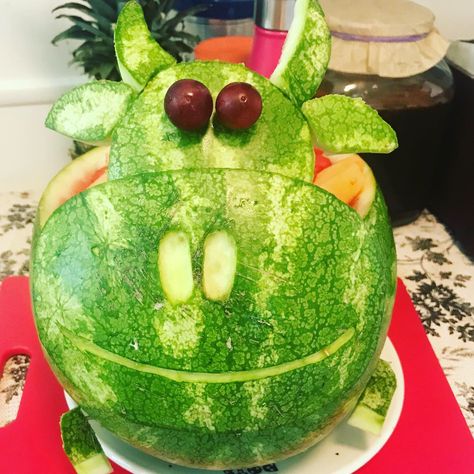 Cute cow design Cow Watermelon Carving, Cow Food Art, Cow Fruit Tray, Cow Party Snacks, Cow Baby Shower Food Ideas, Cow Birthday Party Food Ideas, Cow Shaped Food, Moo Moo I'm Two Birthday Food, Cow Themed Desserts