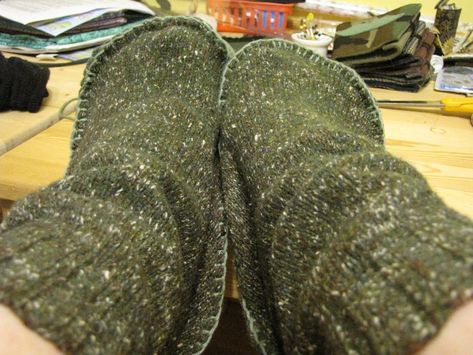 Sweater Slippers, How To Make Slippers, Starter Board, Fabric Slippers, Clothing Upcycle, Diy Slippers, Sweater Ideas, Recycled Sweaters, Gift Making