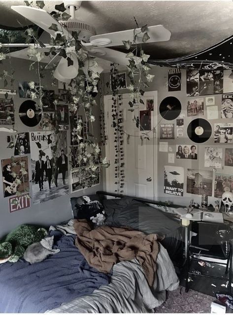 Cute Emo Room Ideas, Cottagecore Grunge Room, Rooms Aesthetic Vintage, Bed Design Aesthetic, Room Decor Bedroom Grunge, Vintage Room Ideas Bedroom, Square Room Ideas Bedrooms, Aesthetic Decoration Bedroom, Y2k Aesthetic Bedroom