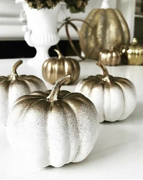 Gold Halloween Decor, White Fall Decor, Pumkin Decoration, Fall Dec, Deco Disney, Silver Pumpkins, Gold Pumpkins, Fall Thanksgiving Decor, Pumpkin Centerpieces