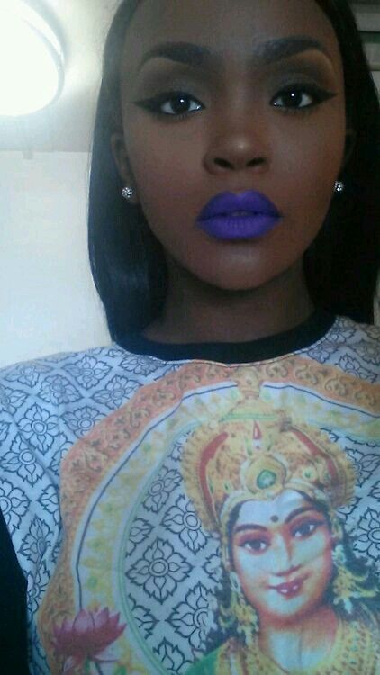 Im sooo going to copy this look... Or try. #On fleek Dark Blue Lipstick, Blue Lipstick, Blue Lips, Face Time, Purple Lipstick, Dark Skin Beauty, Bold Makeup, Flawless Face, Trendy Makeup