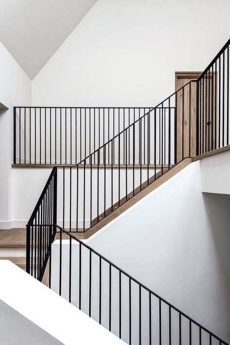 Diy Staircase, Iron Stair Railing, Stairs Architecture, Metal Railings, Lan Can, Foyer Decorating, Interior Stairs, Modern Staircase, Railing Design