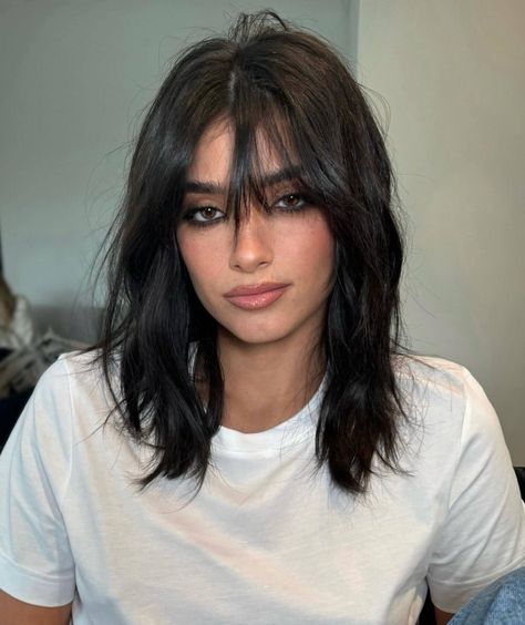 Shaggy Brunette Hair, Cute Shaggy Haircuts, Mid Shag Haircut, Long Bob Styling, Haircut 2025 Trends Women, Shaggy Haircuts Straight Hair, Long Bobs Haircuts, Shag Haircut Women, Mid Length Shag Haircut