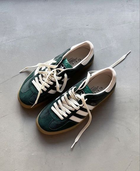 Samba Outfit, Bold Shoes, Shoe Inspo, Aesthetic Shoes, Swag Shoes, Moda Vintage, Adidas Gazelle, Dream Shoes, Vintage Adidas