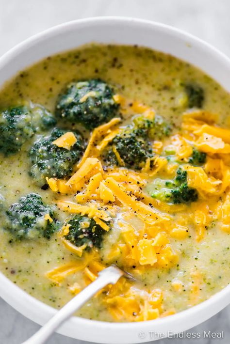 Healthy Broccoli Cheese Soup, Thick Soup, Broccoli Bites, Spring Soups, Creamy Soup Recipes, Cheddar Cheese Soup, Soup Easy, Chicken Taco Soup, Broccoli Cheese Soup