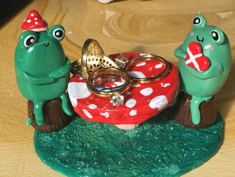 Clay Crafts Frog, Frog Clay, Clay Jewellery Holder, Clay Dishes, Clay Mushrooms, Frog Ring, Diy Air Dry Clay, Clay Things, Clay Clay