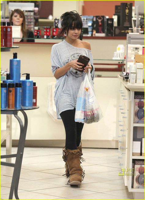 Vanessa Hudgens Fringe Boots Outfit, Gabriella Montez, Indie Sleeze, Vanessa Hudgens Style, Hippie Grunge, Teacher Clothes, 2000s Outfits, 2000s Fashion Outfits, Fringe Boots