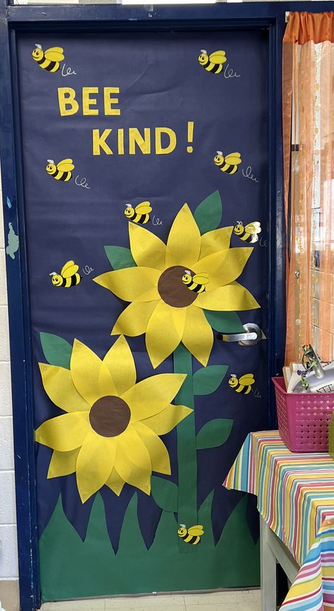 Classroom Sunflower Decor, Spring Classroom Door, School Wall Decoration, Classroom Christmas Decorations, Reception Classroom, Bee Classroom, School Wall Art, School Door Decorations, Spring Classroom