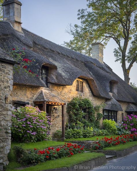 Broad Campden in the Gloucestershire Cotswolds. Gloucestershire England, Thatch Roof, Case In Stile Country, Casa Country, Thatched Cottage, Beautiful Cottages, Dream Cottage, Thatched Roof, English House