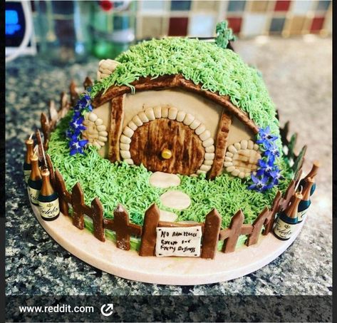 Hobbit Cake, Homemade Gingerbread House, Hobbit Party, Chandelier Cake, Gingerbread Ideas, Ring Cake, House Cake, Hobbit Hole, Cake Inspo