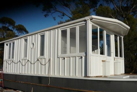 This is the construction progression of an all wood 40′ DIY tiny house boat sent in by Patricia Hong. It features plywood flooring and treated pine deck beams. Below you can see the 40 ft. lo… Tiny House Boat, Pontoon Houseboat, Houseboat Living, Lakefront Living, Diy Tiny House, Boat Building Plans, Wood Boats, Casa Container, House Sitting