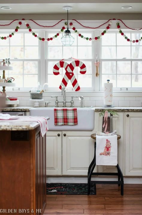 Whimsical and cheery Christmas decor in kitchen with farmhouse sink Christmas Kitchens, Diy Kitchen Makeover Ideas, Christmas Kitchen Ideas, Christmas Home Tours, Canes Decor, Diy Christmas Decorations For Home, Decorating Your Kitchen, Artificial Christmas Wreaths, Kitchen Christmas