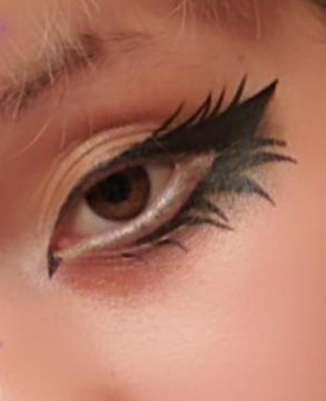 Graphic eyeliner makeup, anime makeup, soft goth Simple Goth Eyeliner, Anime Makeup, Graphic Eyeliner, Alternative Makeup, Goth Makeup, No Eyeliner Makeup, Eyeliner, Makeup, Hair