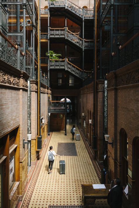 The Bradbury Building offscreen - Curbed LAclockmenumore-arrow : What it was like to work at the famous ‘Blade Runner’ set when it was LA’s most desirable address Bradbury Building, The Last Bookstore, Los Angeles Architecture, Work Building, 500 Days Of Summer, Amazing Buildings, Classic Architecture, Vintage Interiors, Loft Style