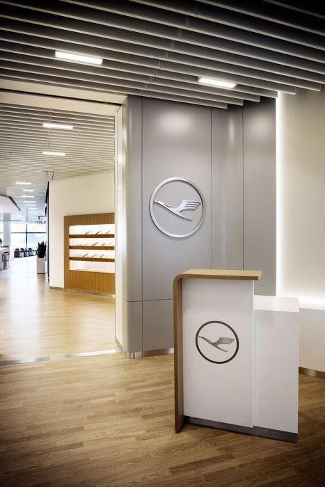 Photos: Lufthansa's new lounges at Frankfurt Airport - Australian Business Traveller Small Reception Desk Design, Aviation Office, First Class Lounge, Business Lounge, Frankfurt Airport, Reception Desk Design, Airport Design, Airport Lounge, Vip Lounge