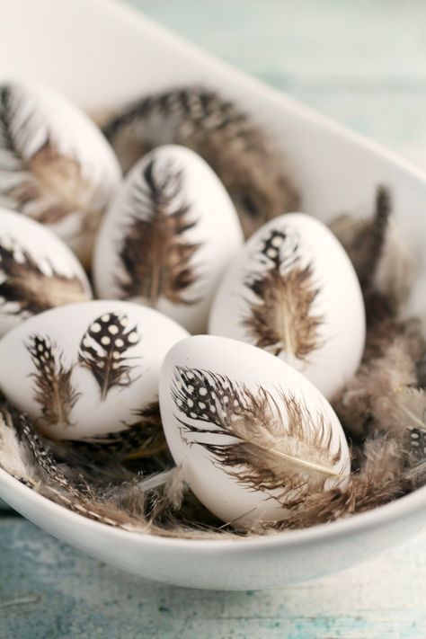 These DIY Feather Easter Eggs are a simple but elegant way to decorate Easter eggs! Simple Easter Decor, Diy Osterschmuck, Diy Frühling, Farmhouse Easter Decor, Frugal Mom, Flash Tattoos, Easter Egg Designs, Easter Eggs Diy, Egg Designs