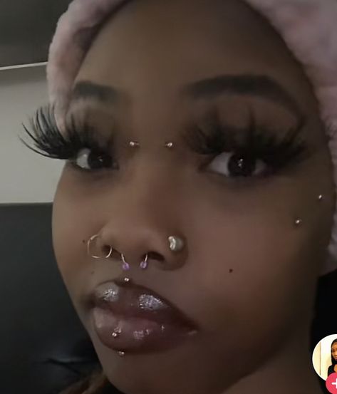 Cute Face Percinings, Piercing Between Eyes, Side Face Piercing, Lip Fang Piercing, Anti Eyebrow Piercing Black Women, Nose Piercing On Wide Nose, Baddie Percinings, Reverse Eyebrow Piercing, Pericings On Black Women