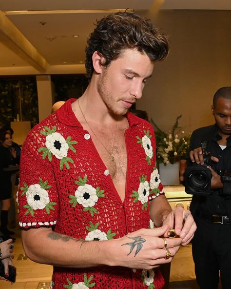 Shawn at a David Yurman event 11/16/23 Crochet Male, Shawn Mendes Wallpaper, Male Celebrities, Alan Walker, Crochet Shirt, Hot Outfits, Shawn Mendes, Muscle Men, Summer Of Love