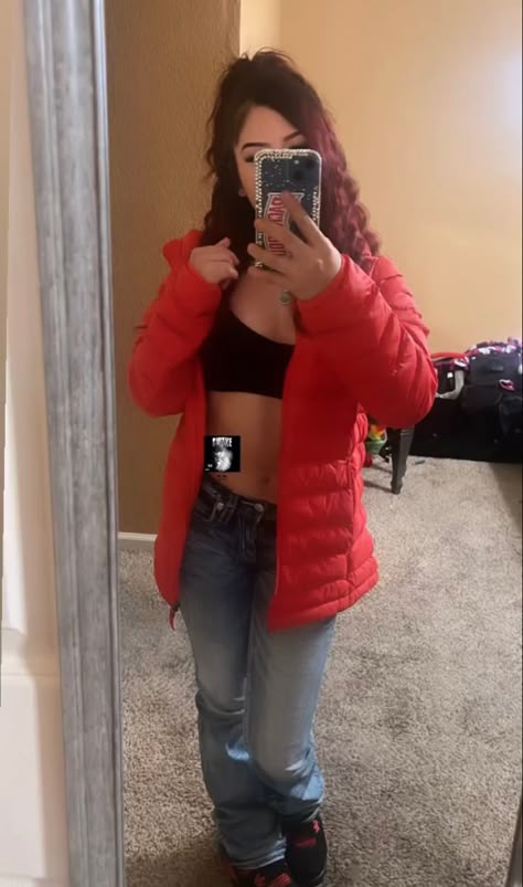 Basic Converse Outfits, Magenta Leggings Outfits, Red Latina Outfit, Insta Baddie Outfits School, Latina Outfits, Latina Fashion Outfits, Red Puffer, Latina Fashion, Casual School Outfits