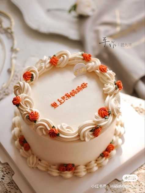 Fall Vintage Cake, How To Decorate Cakes, Carrot Cake Decoration, Bolo Vintage, Small Birthday Cakes, Birthday Cake Decorating Ideas, Vintage Birthday Cakes, Simple Cake Designs, Mini Cakes Birthday