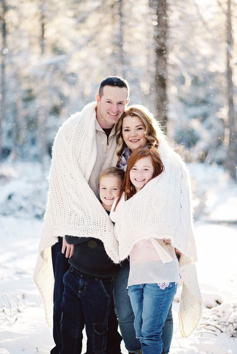 Snow Photoshoot Ideas Family, Snow Photoshoot Family, Winter Family Photoshoot Ideas, Family Snow Photoshoot, Snow Family Photoshoot, Family Snow Pictures, Snow Family Pictures, Snow Portraits, Winter Photoshoot Ideas