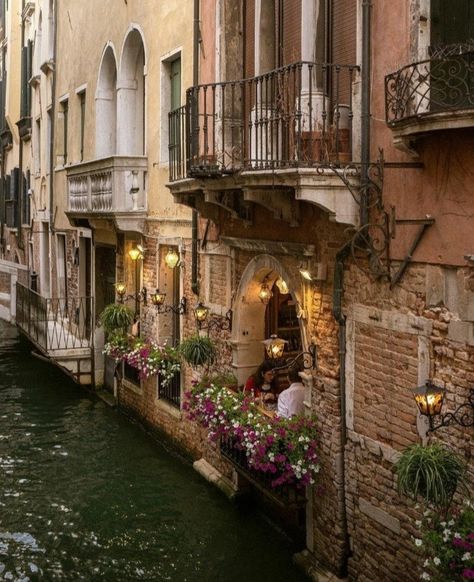 Italy Vibes, Living In Italy, Italy Aesthetic, Italian Summer, Northern Italy, European Summer, City Aesthetic, Beautiful Places To Travel, Pretty Places