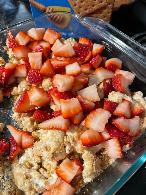 No Bake Strawberry pudding cake Strawberry Pudding Cake, Keto Cream Cheese Pancakes, Frozen Yogurt Blueberries, Pudding Pie Filling, Creamy Spinach Dip, Strawberry Pudding, Plant Based Soups, Points Recipes, Baked Strawberries