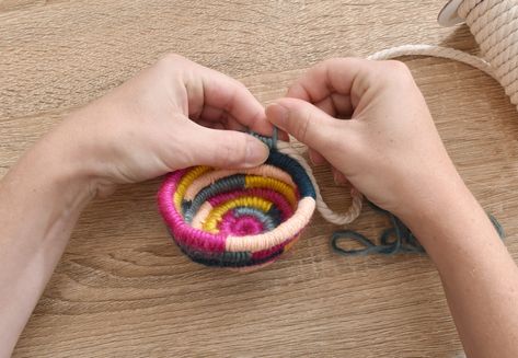 DIY Mini Yarn Wrapped Rope Bowl // Make a mini bowl to organize small items like clips and pins around the house with this cute DIY bowl by Faith of @designfixation! Wrap rope with your favorite colors of yarn to make a rope bowl that fits in anywhere! #bowl #storagediy #organization #ropebowl #yarncrafts #fiberart #fibercrafts #homeoffice #officediy #homedecor #diydecor Yarn Bowl Craft, Wrapped Rope, Diy Bowl, Diy Office, Rope Wrapped, Rope Crafts, Yarn Tail, Yarn Bowl, Sewing Class