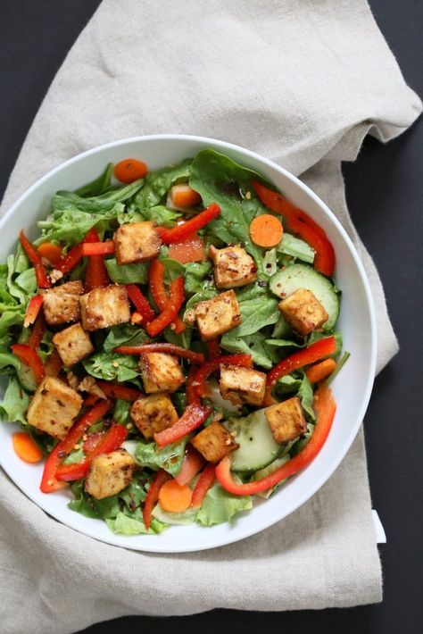 Crunchy Vegan Asian Salad With Baked Tofu & Garlic Soy Dressing - Vegan Richa Vegan Asian Salad, Tofu Meals, Salad With Tofu, Maple Dressing, Soy Dressing, Amazing Salads, Veg Meals, Gf Dinner, Vegetarian Salad