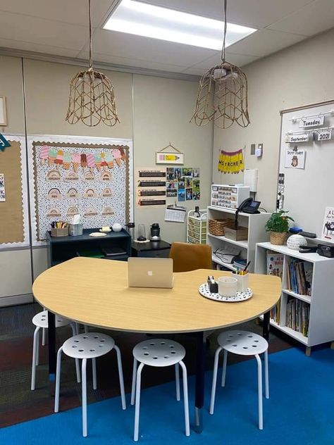 Teacher Desk With Kidney Table, Classroom Desks Arrangement Elementary, No Desk Classroom Teachers, Horseshoe Table Classroom, Classroom Sink Area, Teacher Assistant Desk Ideas, No Teacher Desk, Tiny Classroom Setup, Desk Arrangement Ideas Elementary